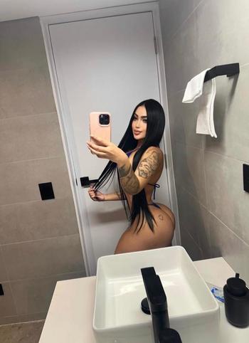 Queen, 22  female escort, Charleston