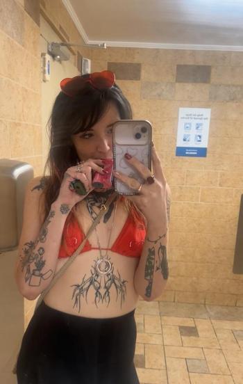 Annika, 21  female escort, Charleston